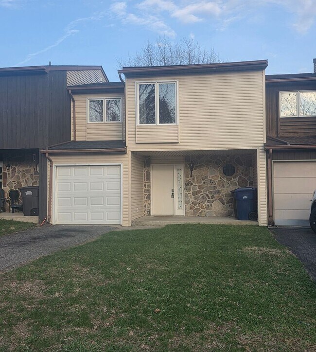 Building Photo - 347 Tamarack Dr