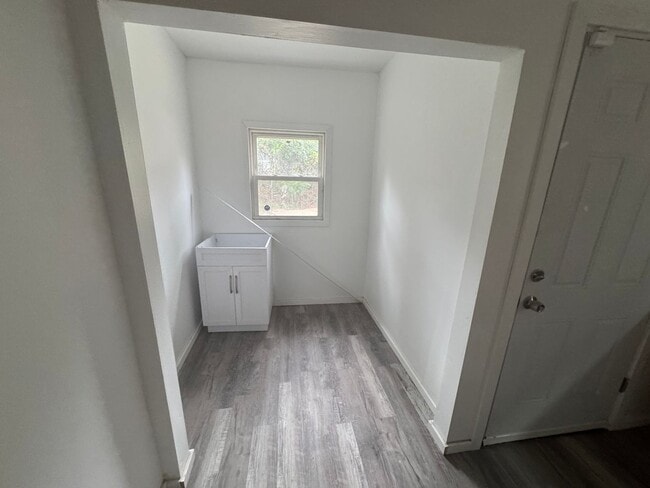 Building Photo - 3 bed/ 1 Bath