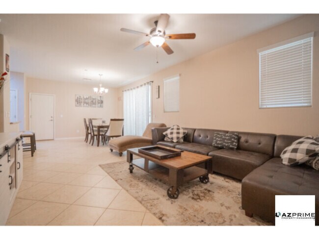 Foto del edificio - Stunning 4/3 Peoria Home Featuring Tile an...