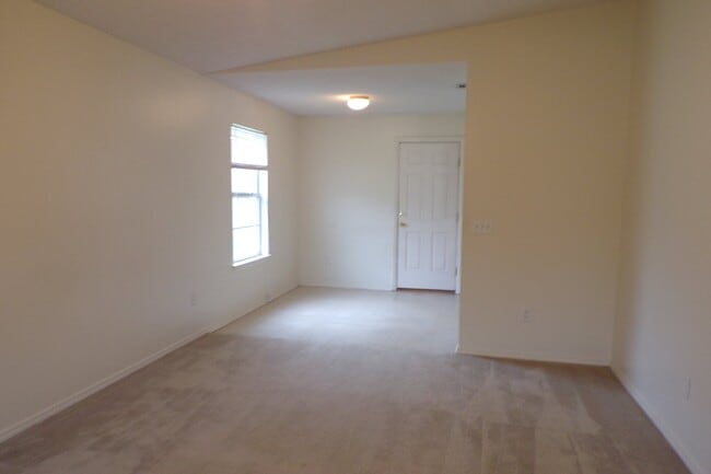Building Photo - Southwest Pensacola 3BR/2BA Patio Home Ava...