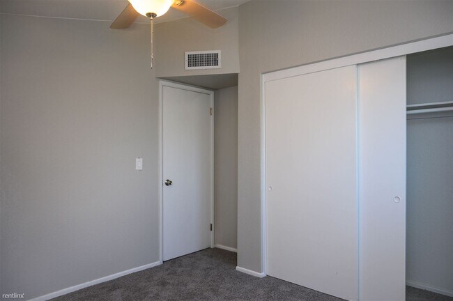Foto del edificio - 3 br, 2 bath Townhome - 421 East Hidalgo A...