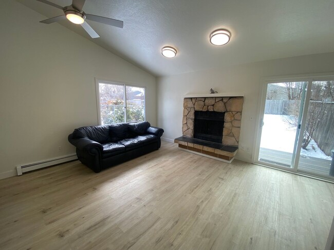 Foto del edificio - 2 bed, 1.5 bath townhouse with lots of upd...