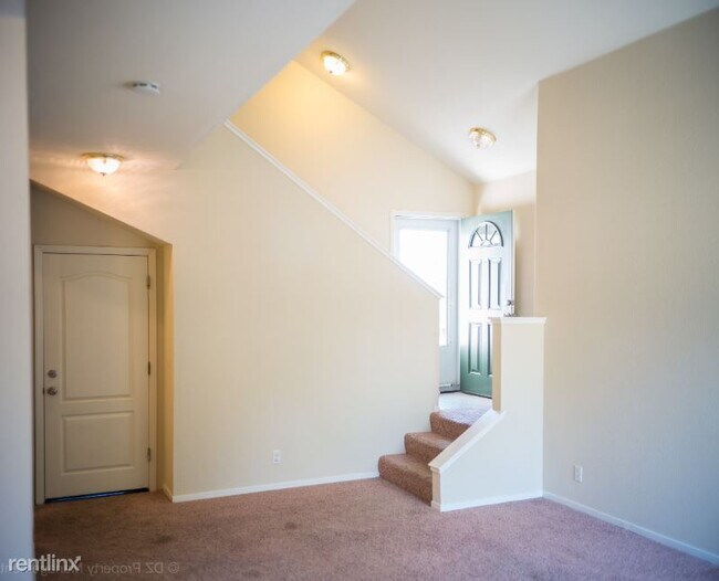 Building Photo - 3 br, 2.5 bath Townhome - 520 Ridge Avenue