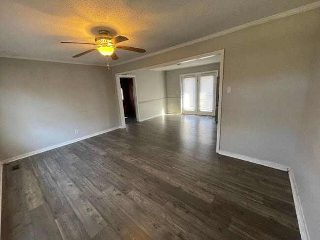 Building Photo - 3 Bedroom 1 Bathroom Home Available!