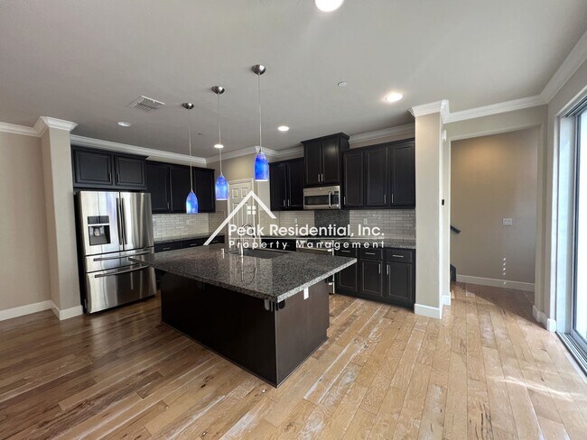Foto del edificio - A Beautiful Folsom 4bd/3ba House with 2 Ca...