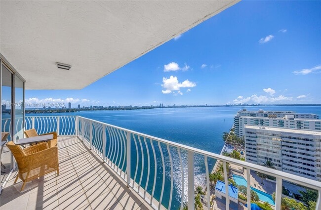 Foto del edificio - 7601 E Treasure Dr