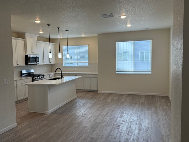 Foto del edificio - Gorgeous New Construction 4 bedroom Townhome