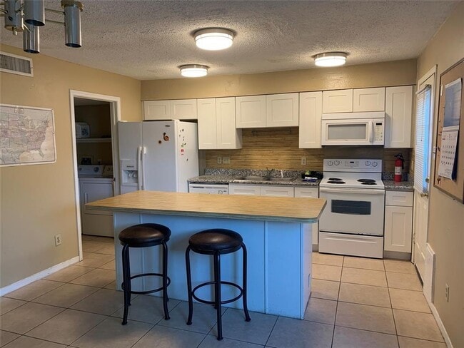 Building Photo - 9217 Westwood Village Dr