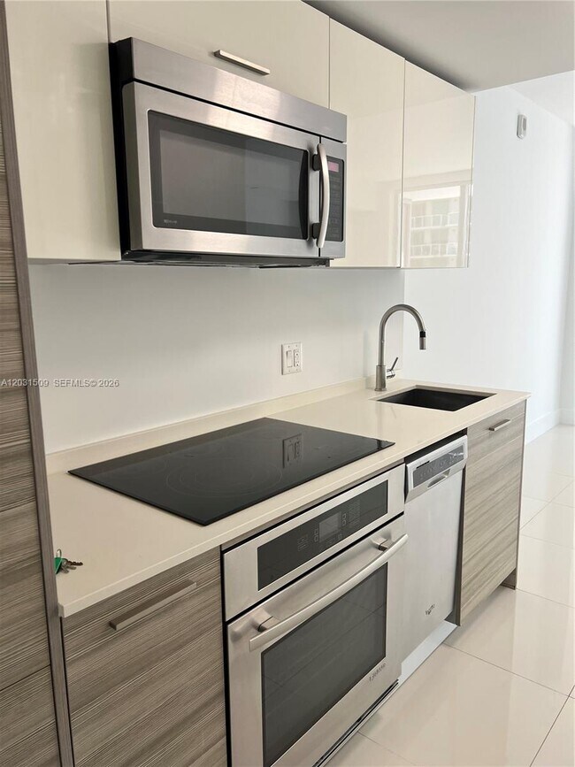 Foto del edificio - 1300 Brickell Bay Dr