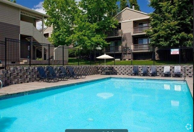 Private seasonal pool - Oakmont