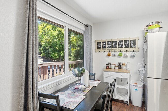 Comedor - 5580 Traffic Way