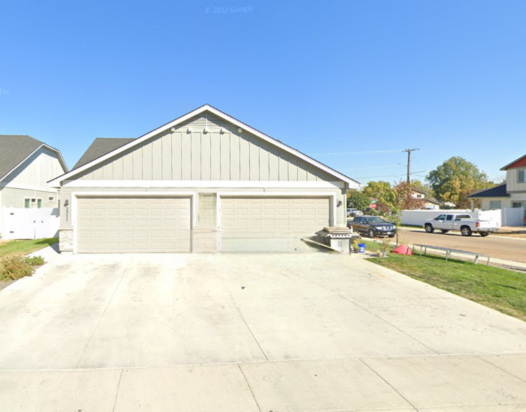 Primary Photo - Townhome on Corner Lot