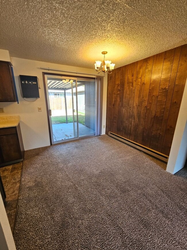 Building Photo - Private house, in great location!