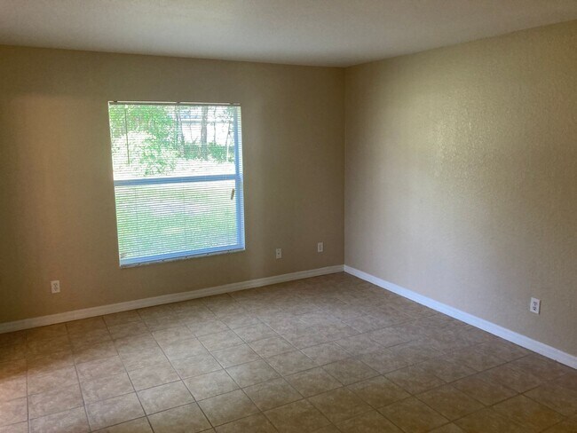 Building Photo - 3/2 Home Silver Springs Shores