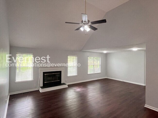 Building Photo - 3-Bed/2-Bath Home with Attached Garage/ Available Soon!