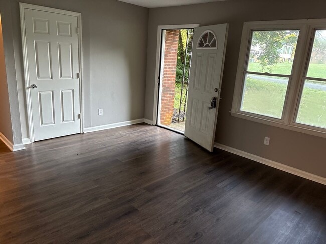 Foto del edificio - Quaint 3 bedroom/1  and 1/2 bath Winston S...