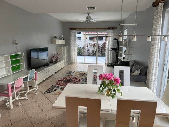 Foto del edificio - 20694 NW 27th Ave
