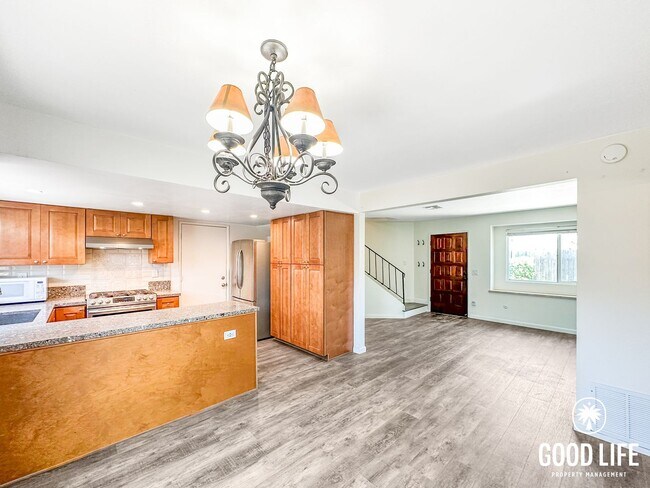 Foto del edificio - Renovated 3BD/2.5BA Condo in Chula Vista with Fireplace, W/D & Private Balcony