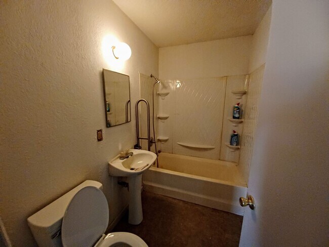 Building Photo - Cute 2 bedroom, 1 bath home on South side