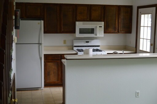 Building Photo - Nice 2 Bedroom in Le Chateau!