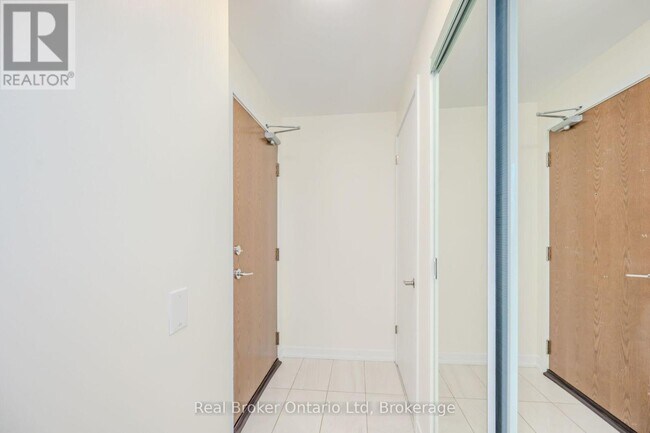 Photo du bâtiment - 2560 Eglinton Ave W