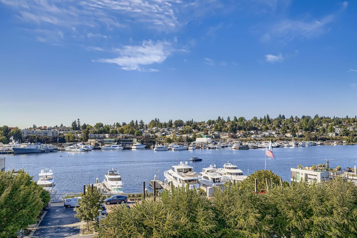 Foto principal - Eastlake Townhome with Commanding Views