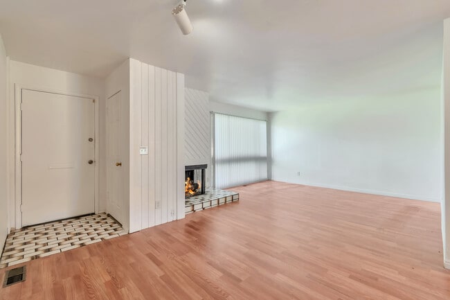 Building Photo - 1586 E Ventnor Ave