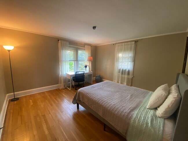 Foto del edificio - 2549 Edgehill Rd