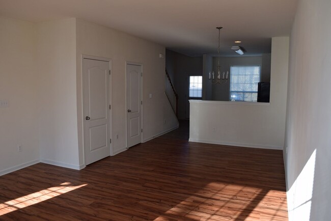 Building Photo - Spacious Duplex close to schools and shopp...