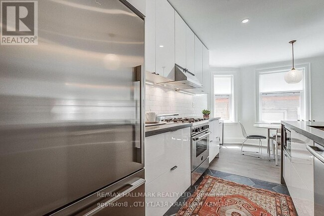 Building Photo - 795 College St