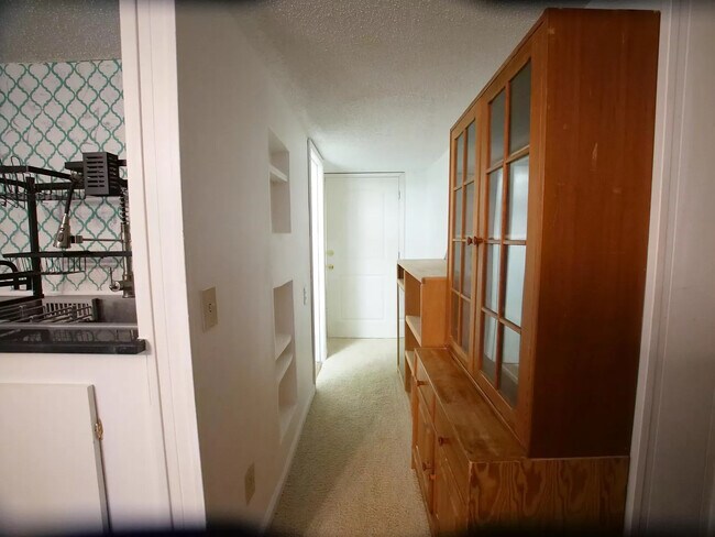 Foto del edificio - Room in Duplex on Dixon Dr