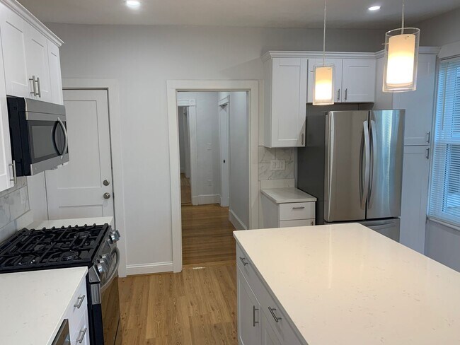 Building Photo - Awesome five bedroom apartment