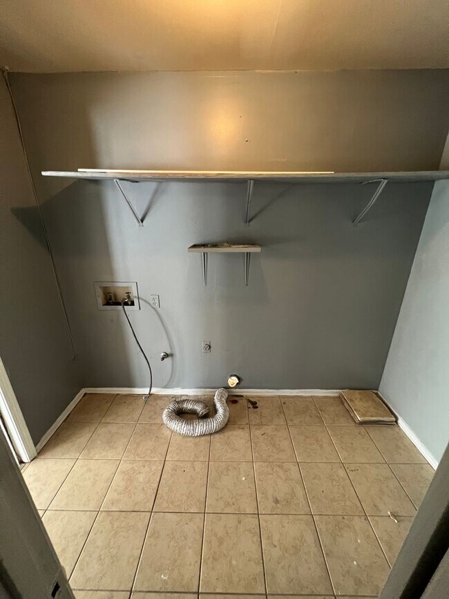 Foto del edificio - 3042 Lone Oak Dr