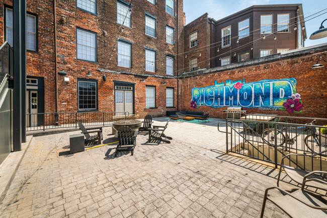 Superior Richmond Court Yard - Pohlig Box Factory Apartments