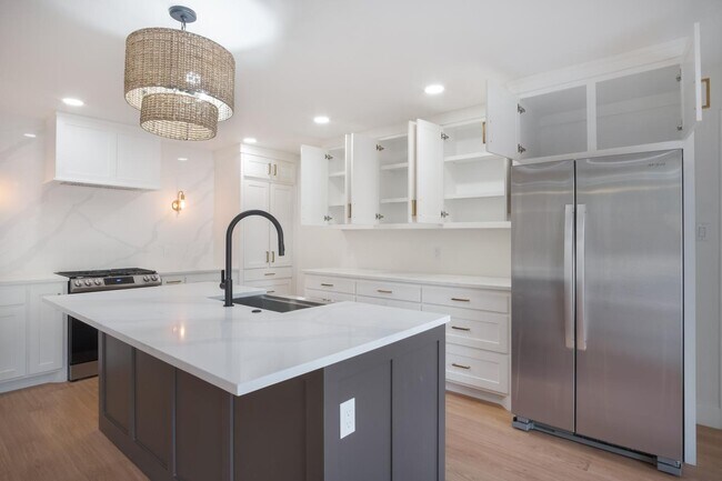 Building Photo - Bright Northwest Dallas home on large quarter-acre lot