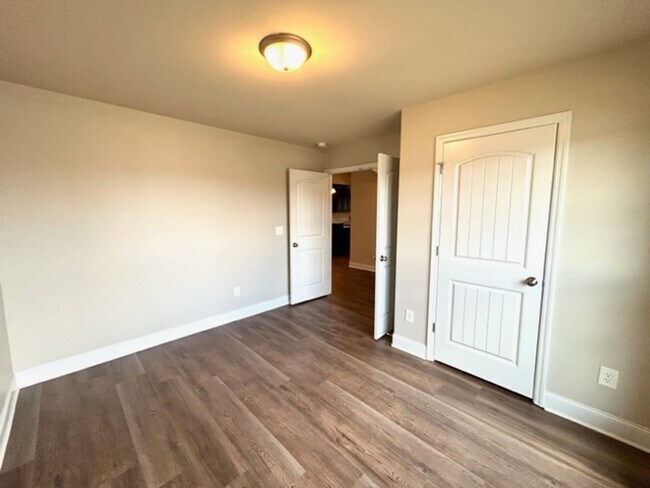 Foto del edificio - BEAUTIFUL FOUR BEDROOM TWO BATH HOME IN MADISON WITH MOVE IN SPECIAL!