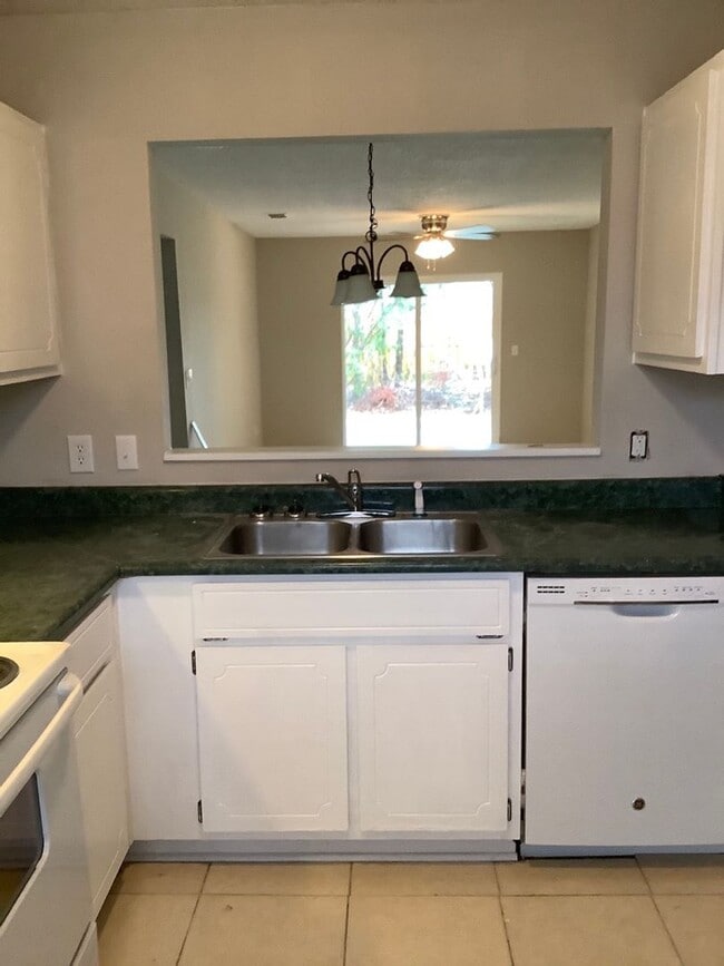 Building Photo - 2 Bedroom, 2 Bath Condo Minutes From Main ...