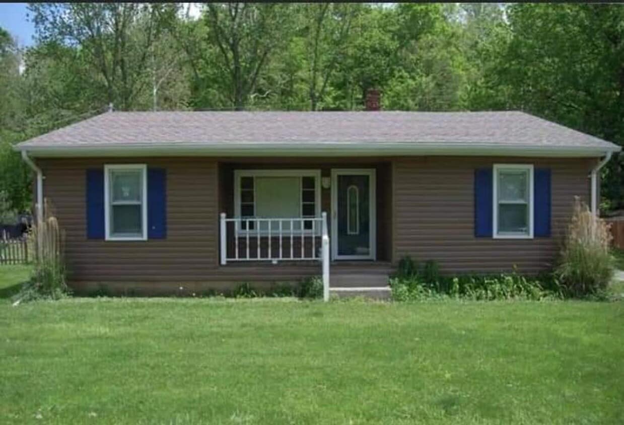 Foto principal - 3 Bed 1 Bath, Washer Dryer Hookup , Fenced in yard $1300 , $2800 to move in