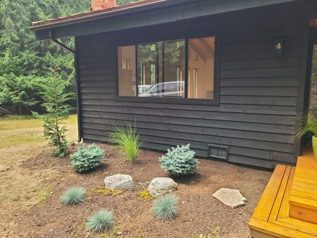 Building Photo - Lovely Home on 5 Acres Near the Water in R...