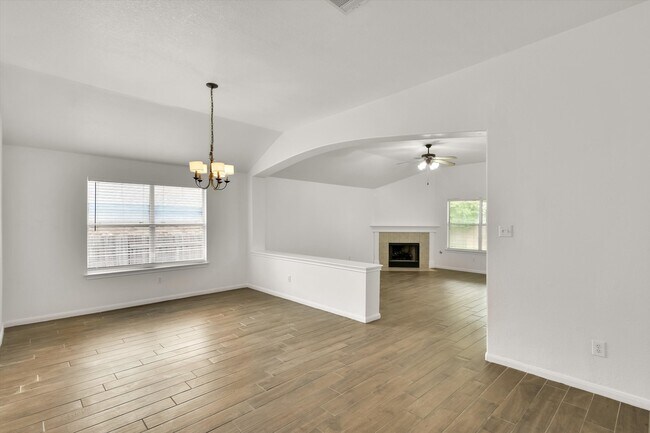 Foto del edificio - 808 Meadow Bluff Ct