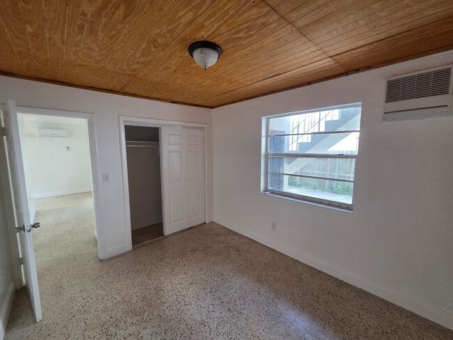 room 1 - 843 SW 3rd St