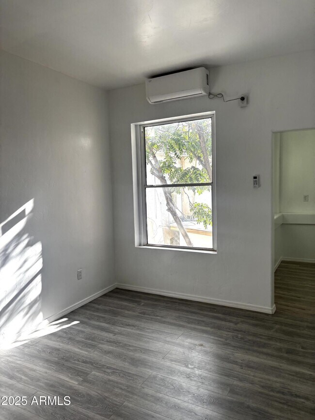 Foto del edificio - 633 E 9th St
