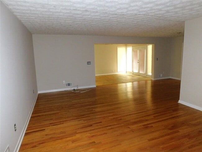 Building Photo - 626 Indian Hills Pkwy NE