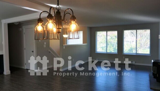 Building Photo - 3 Bedroom Updated CK Home