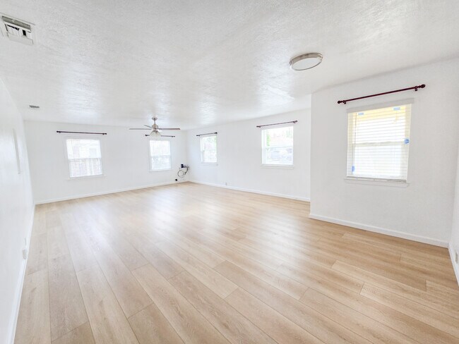 Foto del edificio - 7140 Chris Ave