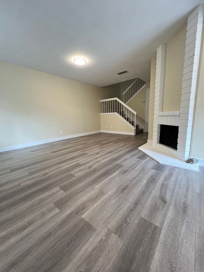 Building Photo - Beautiful 3 Bedroom / 2.5 Bath Town Home i...