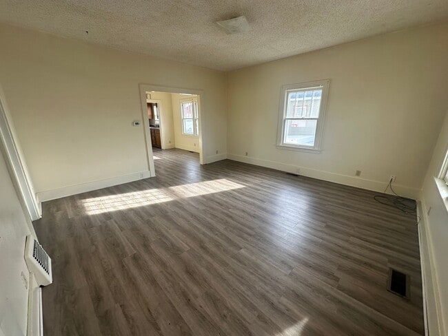 Building Photo - Spacious, pet friendly home!