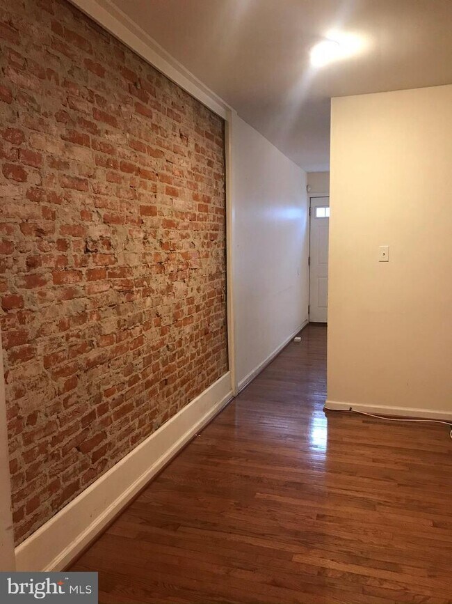 Building Photo - 428 S Jackson St