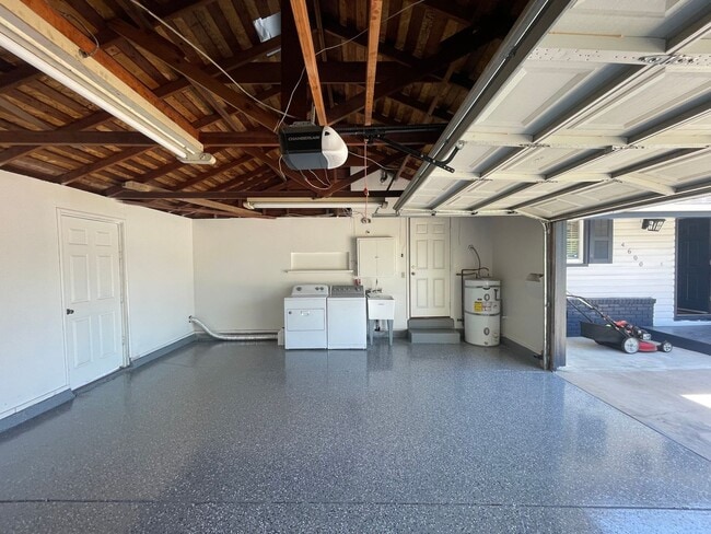 Building Photo - Beautiful Three Bedroom Two Bathroom Home