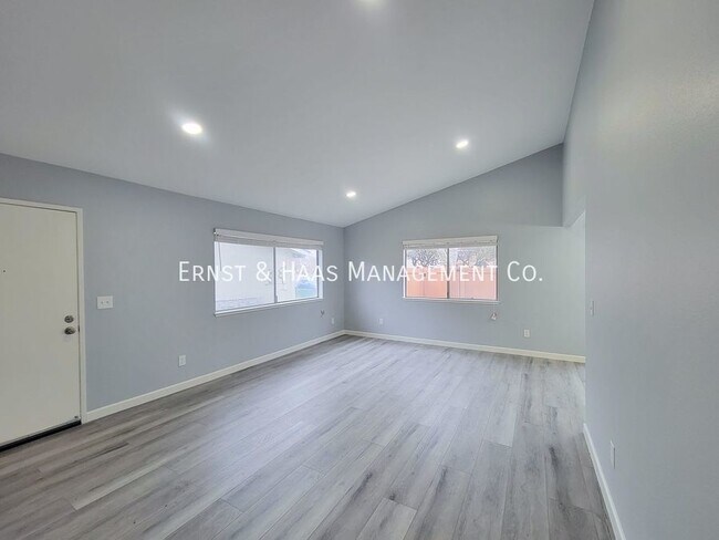 Building Photo - Luxurious Living, Completly Renovated Deta...